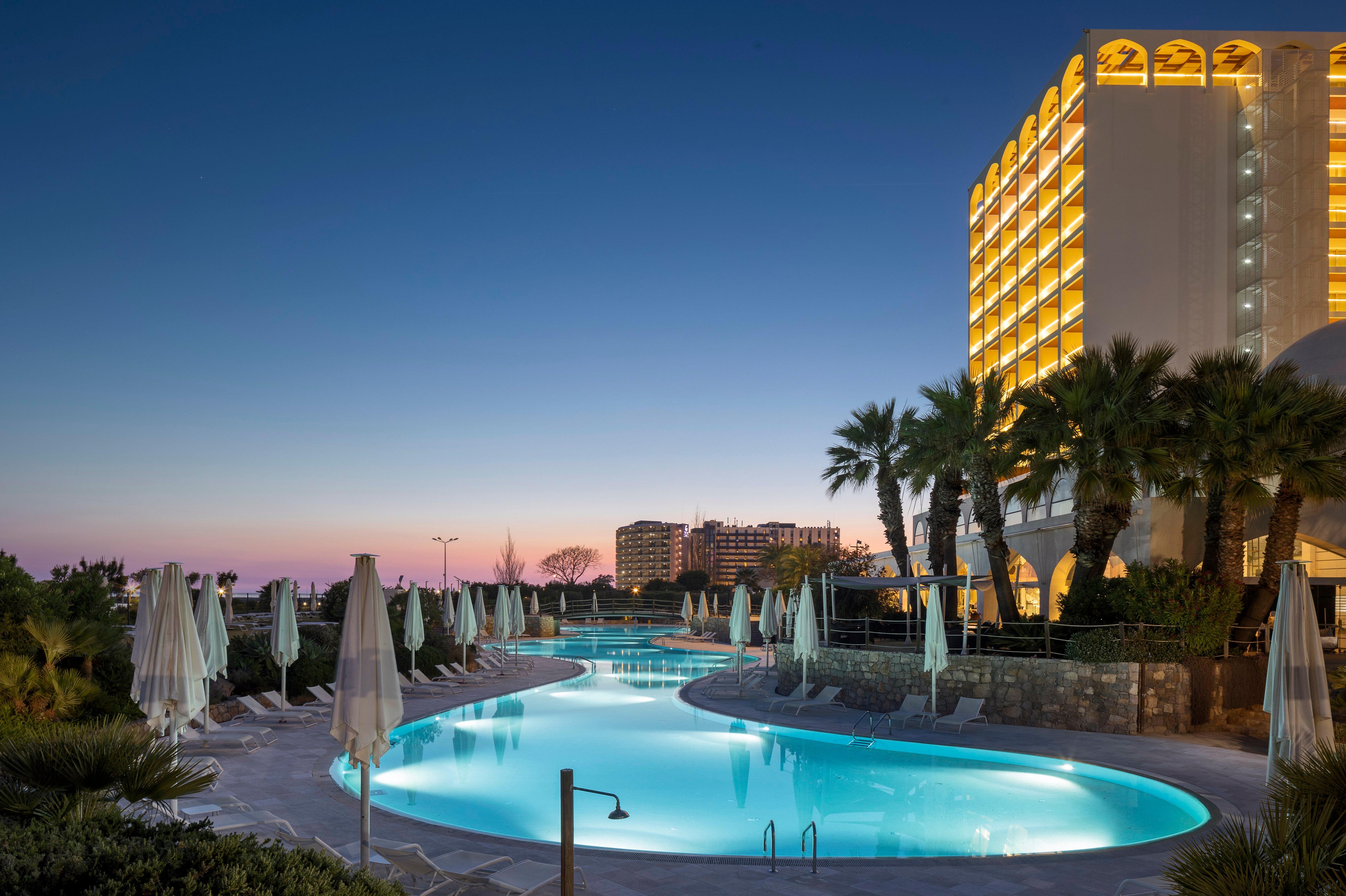 Crowne Plaza Vilamoura - Algarve By Ihg Екстер'єр фото The hotel at night