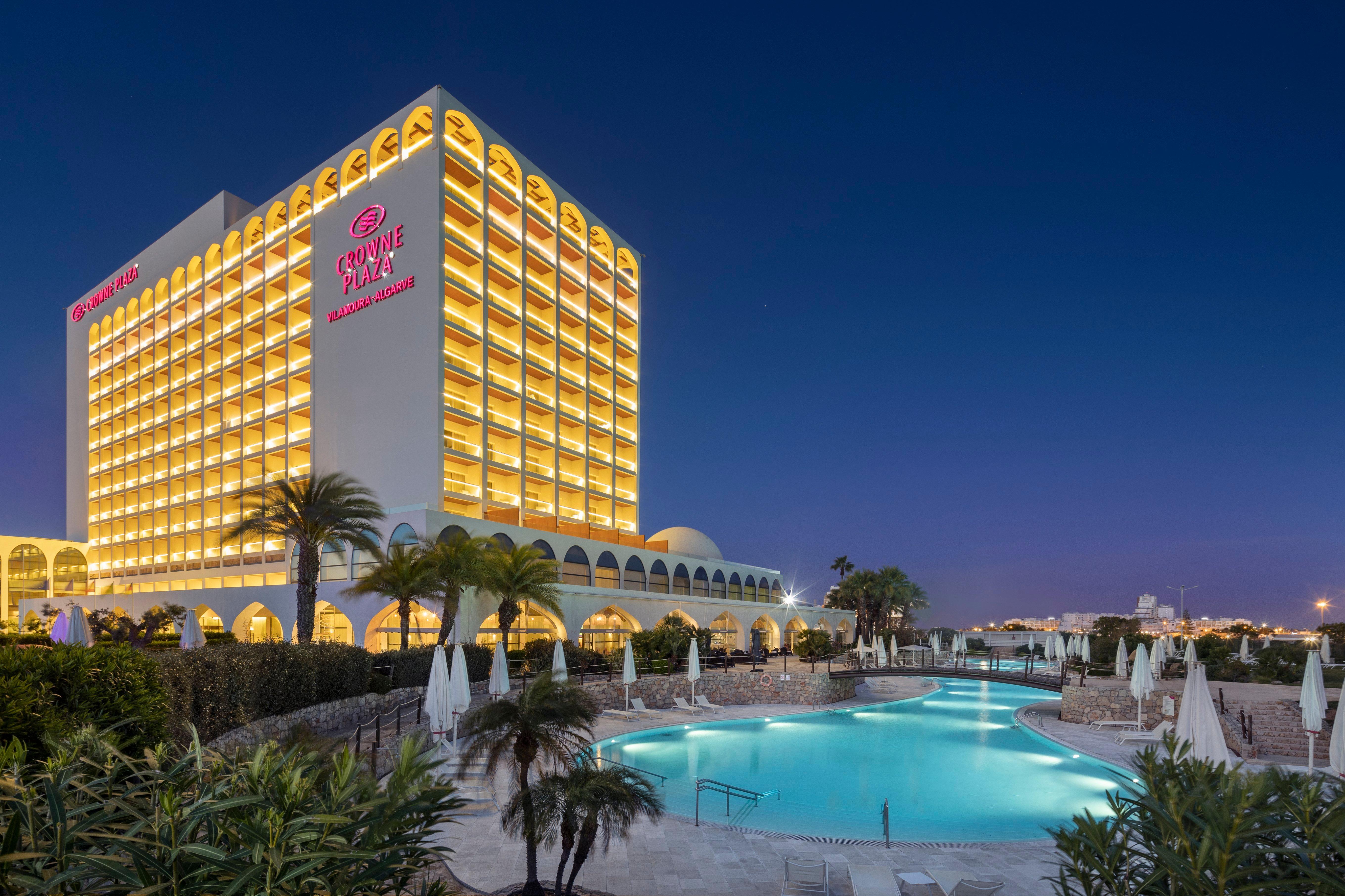 Crowne Plaza Vilamoura - Algarve By Ihg Екстер'єр фото The hotel at night